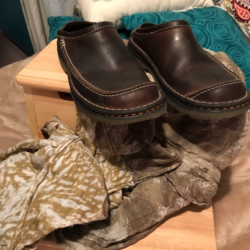 COPY - EUC Doc Marten brown clogs size 7